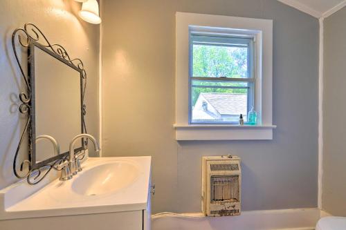 Vannituba majutusasutuses Spacious Lanett Haven with Sunroom and Large Deck