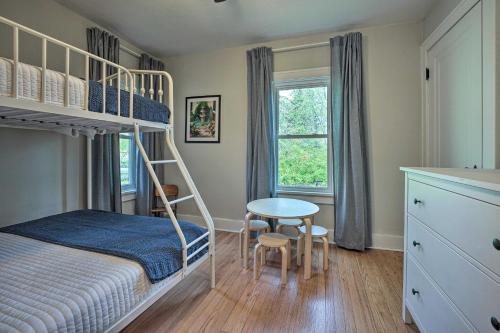 - une chambre avec des lits superposés, une table et des chaises dans l'établissement The Gracie Cottage with Hot Tub and Fireplace!, à Benton Harbor