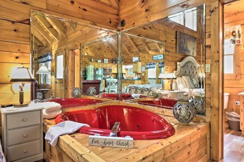 ガトリンバーグにあるRomantic Gatlinburg Cabin with Hot Tub and Pool Accessのギャラリーの写真