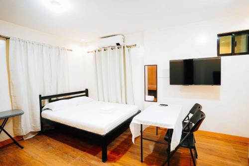 Postel nebo postele na pokoji v ubytování RunwayView Traveller's Inn