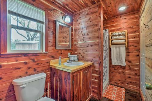 חדר רחצה ב-Updated Studio Cabin in Ozark - Mountain View
