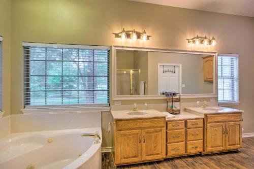 Ένα μπάνιο στο Happy Trails Hideout with New Bunk House and Hot Tub!