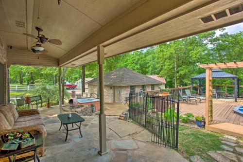 Αίθριο ή υπαίθριος χώρος στο Happy Trails Hideout with New Bunk House and Hot Tub!