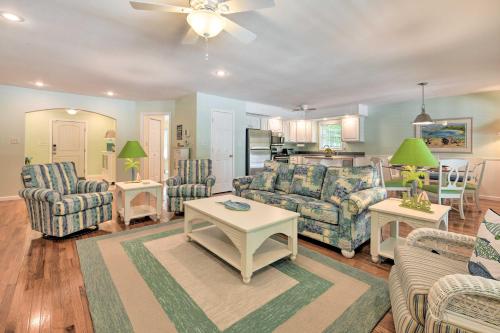 Ruang duduk di Lake Norman Retreat with Dock about 1 Mi to Marina!