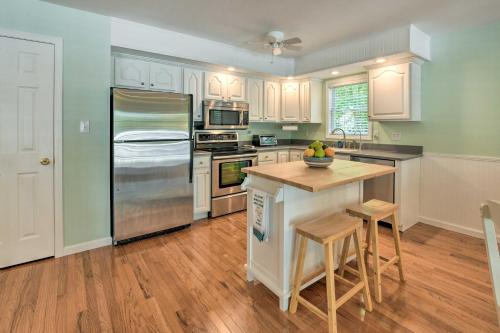 Dapur atau dapur kecil di Lake Norman Retreat with Dock about 1 Mi to Marina!
