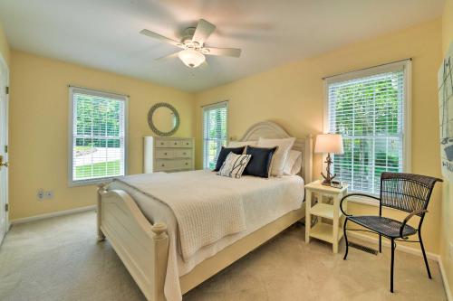 1 dormitorio con 1 cama y ventilador de techo en Lake Norman Retreat with Dock about 1 Mi to Marina!, en Mooresville