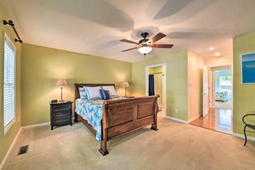 Katil atau katil-katil dalam bilik di Lake Norman Retreat with Dock about 1 Mi to Marina!