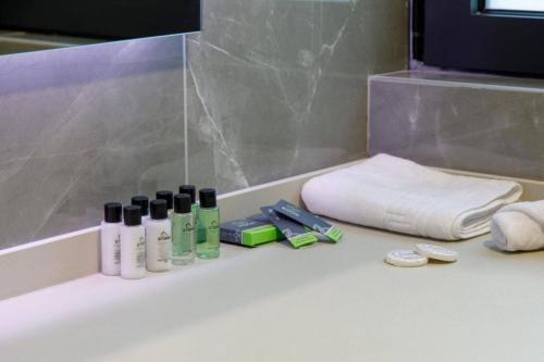 ストルミツァにあるHotel Eternoのバスルームカウンター(石鹸、タオル付)