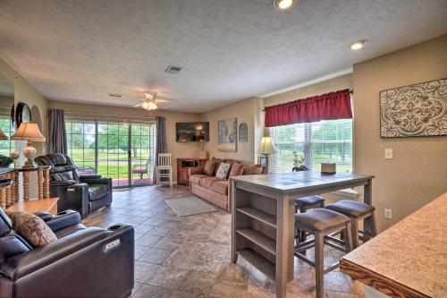 Posezení v ubytování Branson Resort Condo with Scenic Patio and Pool Access