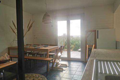 Ένα ή περισσότερα κρεβάτια σε δωμάτιο στο Maison cocooning vue mer à Barnenez