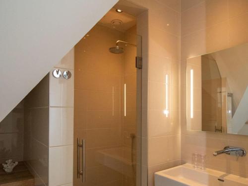 Bathroom sa Beautiful villa with sauna on the Tjeukemeer