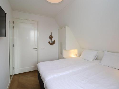 Ein Bett oder Betten in einem Zimmer der Unterkunft Villa in Friesland with Sauna and Jetty