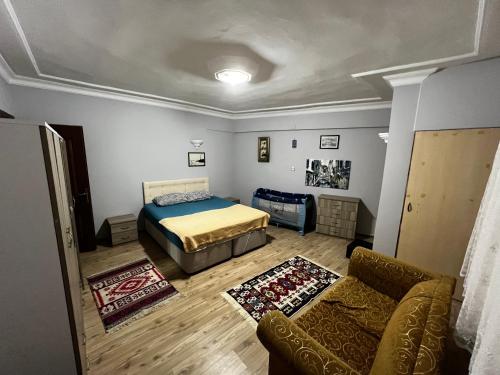 イスタンブールにあるPierreloti Suite Houseのベッドルーム(ベッド1台、ソファ付)