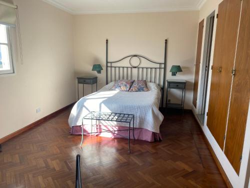 1 dormitorio con 1 cama y 2 mesitas de noche en Departamento Mayoral, en Salta
