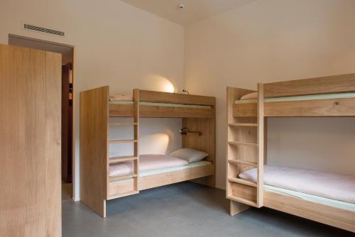 Una cama o camas en una habitación de Saas-Fee wellnesshostel4000