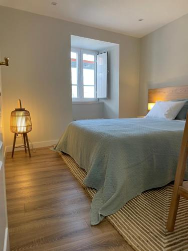 - une chambre avec un grand lit et une lampe dans l'établissement Wine Inn Boutique, à Sintra