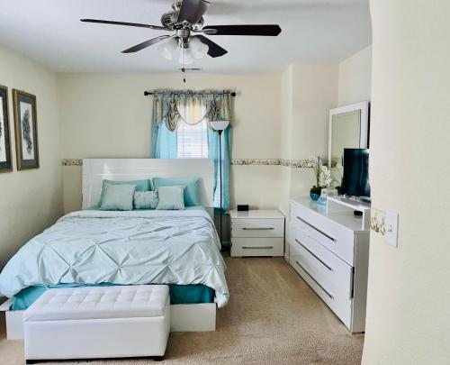Ένα ή περισσότερα κρεβάτια σε δωμάτιο στο spacious modern house for the family
