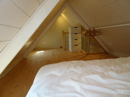 - une chambre mansardée avec un lit blanc dans l'établissement Pretty Penty by the sea in Plougasnou, à Plougasnou