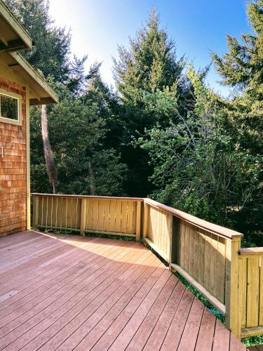 Balkoni atau teres di Contemporary House with Ocean View Decks