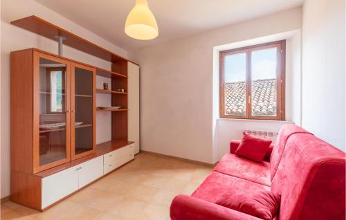 sala de estar con sofá rojo y armario en Gorgeous Home In Fabriano With Kitchen, en Fabriano