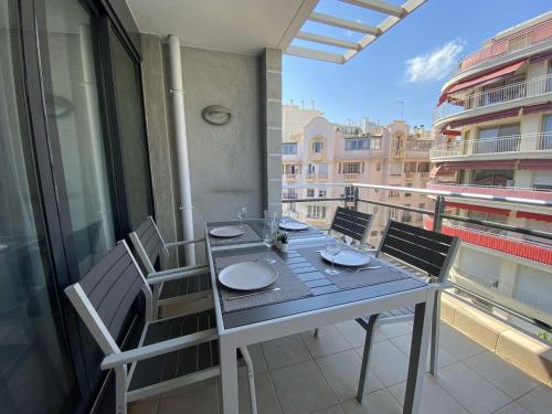 une table et des chaises sur un balcon avec vue dans l'établissement Appartement climatisé 4 couchages avec terrasse et parking sécurisé à Antibes, proche port et mer - FR-1-252-180, à Antibes