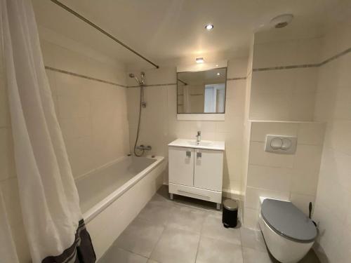 une salle de bain avec une baignoire, des toilettes et un lavabo dans l'établissement Appartement climatisé 4 couchages avec terrasse et parking sécurisé à Antibes, proche port et mer - FR-1-252-180, à Antibes