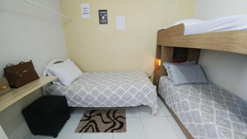 mały pokój z 2 łóżkami w pokoju w obiekcie Quarto Individual para 3 Pessoas em AP Compartilhado w mieście João Pessoa
