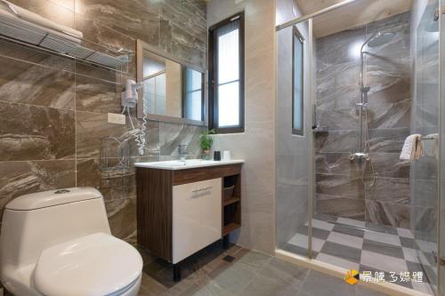 a bathroom with a toilet and a shower at 幸福來了-近花蓮火車站 寵物友善 電梯民宿 in Hualien City