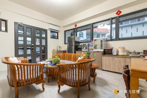 a kitchen and dining room with a table and chairs at 幸福來了-近花蓮火車站 寵物友善 電梯民宿 in Hualien City