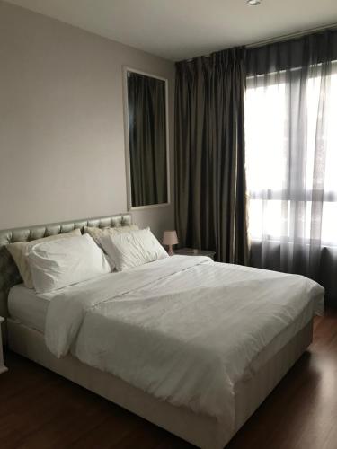 a bedroom with a large white bed and a window at Homestay Muslim I-City Shah Alam in Shah Alam