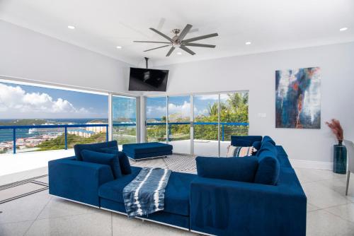 Ruang duduk di Luxury Villa, Pool, Ocean view, 3 separate Villas one Property, 5 Bedrooms