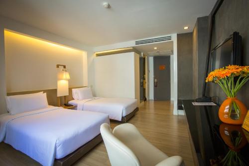 Postel nebo postele na pokoji v ubytování Trinity Silom Hotel