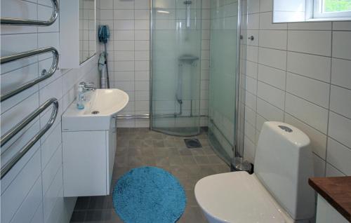y baño con ducha, aseo y lavamanos. en 2 Bedroom Beautiful Home In Munka-ljungby, en Munka-Ljungby