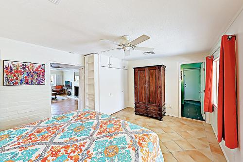 een slaapkamer met een bed en een plafondventilator bij North Sunrise Escape Permit# 4317 in Palm Springs