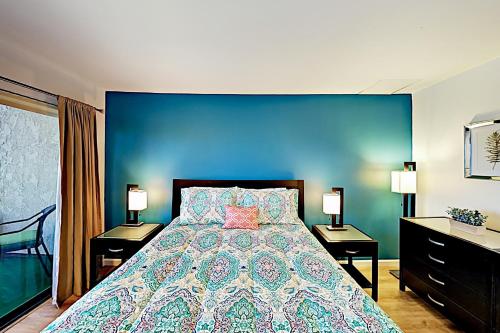 - une chambre avec un grand lit et un mur bleu dans l'établissement Biarrtx D20, à Palm Springs