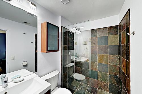 La salle de bains est pourvue d'un lavabo, de toilettes et d'une douche. dans l'établissement Biarrtx D20, à Palm Springs