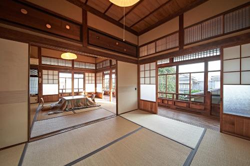 別府市にあるYamada Bessou くつろぎの温泉宿 山田別荘の木製の壁と窓のある和室