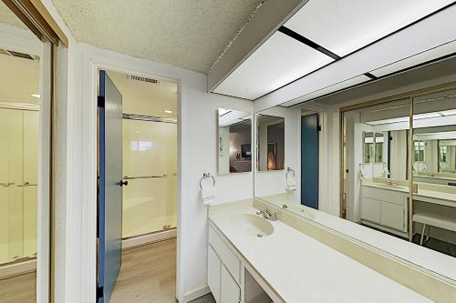 bagno con lavandino e specchio di Palm Tree Retreat Unit 128 Permit# 4330 a Palm Springs