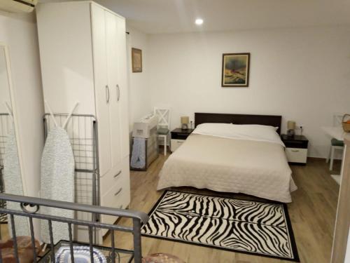 1 dormitorio con cama y alfombra de cebra en Padelica, en Mošćenička Draga