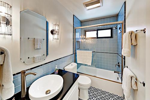 uma casa de banho com um lavatório, um WC e um chuveiro em Retro Hideaway 838 em Ventura