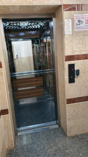 Muka bangunan atau pintu masuk White apartment with panoramic view in the center