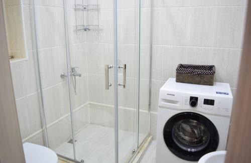 Bilik mandi di White apartment with panoramic view in the center