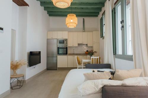salon z dużym łóżkiem i kuchnią w obiekcie One&lux Gran Poder - Cozy twin bedroom central Apartment w Sewilli