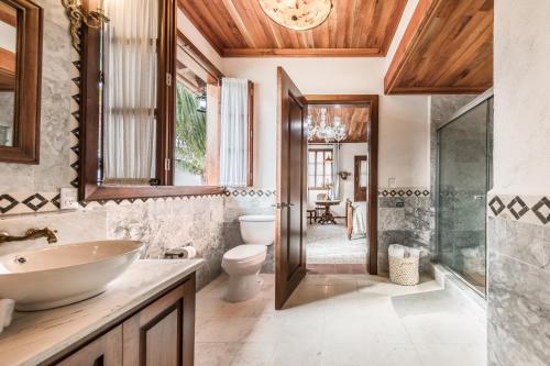 ein Bad mit einem Waschbecken und einem WC in der Unterkunft Hotel La Casa de las Sirenas in Tlacotalpan