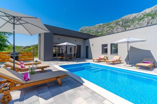 Villa Mir with private pool, 3 bedrooms, 7km from sandy beach