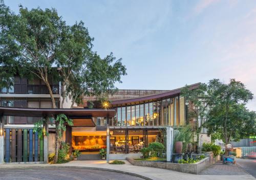 una vista exterior de un edificio con restaurante en Pakasai Resort - SHA Extra plus, en Ao Nang Beach