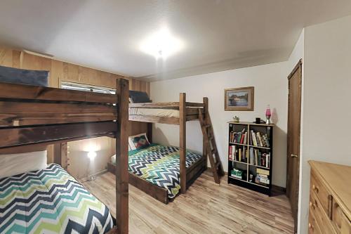 een slaapkamer met 2 stapelbedden en een boekenplank bij Mountain Charm in Homewood