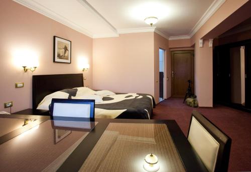 Postel nebo postele na pokoji v ubytování Hotel Parc Tecuci