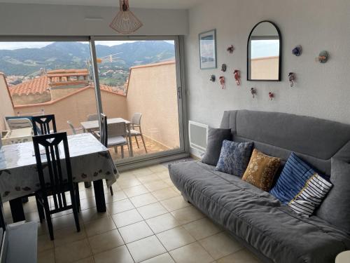un salon avec un canapé et une table dans l'établissement Studio Climatisé à Banyuls-sur-Mer, Terrasse, WIFI, Proche Plage - FR-1-309-323, à Banyuls-sur-Mer