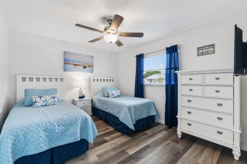 ein Schlafzimmer mit zwei Betten und einem Deckenventilator in der Unterkunft Beach and Boaters Delight! in Fort Myers Beach